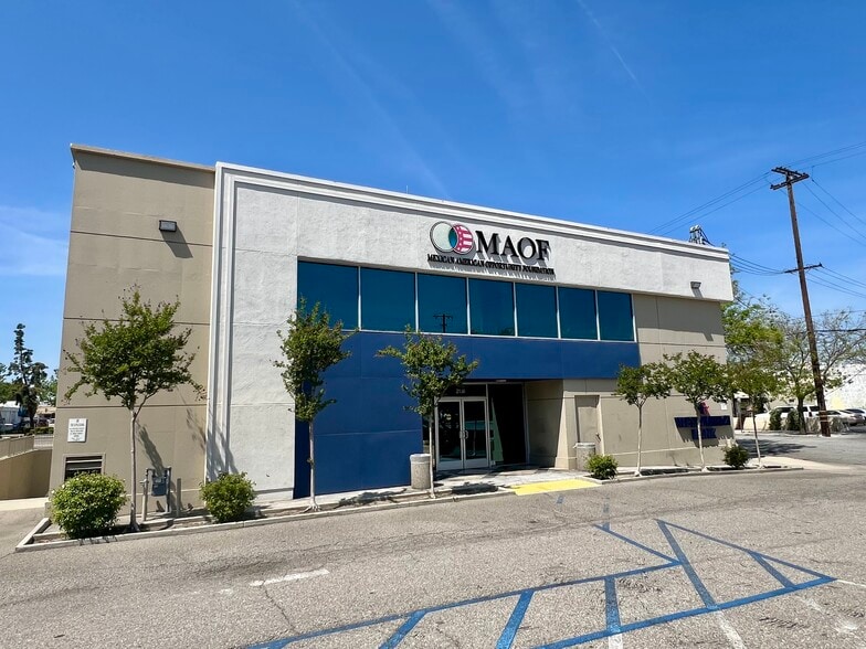 2130 Chester Ave, Bakersfield, CA for lease - Building Photo - Image 2 of 10