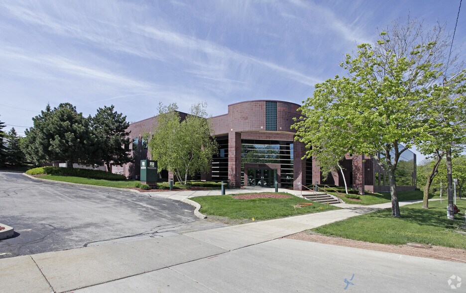 7777 W Blue Mound Rd, Milwaukee, WI à louer - Photo du bâtiment - Image 3 de 23