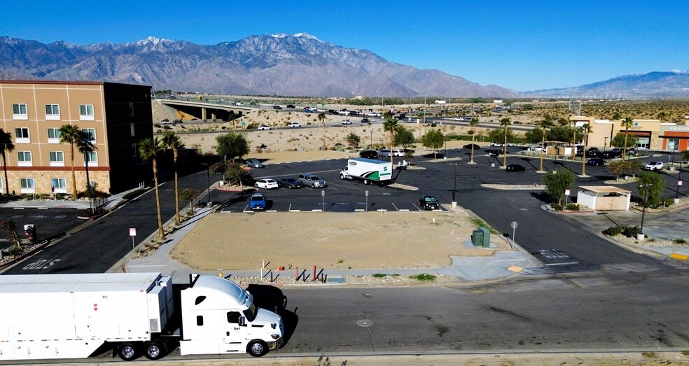 31400 Bob Hope Dr, Cathedral City, CA for lease - Building Photo - Image 2 of 5