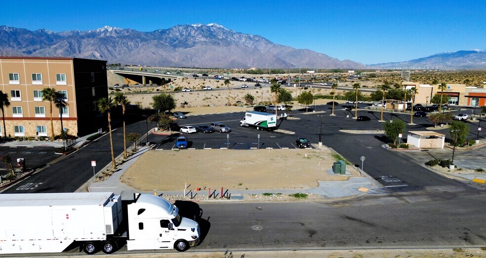 31400 Bob Hope Dr, Cathedral City, CA à louer - Photo du bâtiment - Image 2 de 5