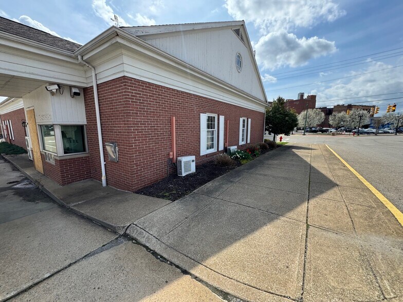 530 Broadway, East Liverpool, OH à vendre - Photo du bâtiment - Image 2 de 25