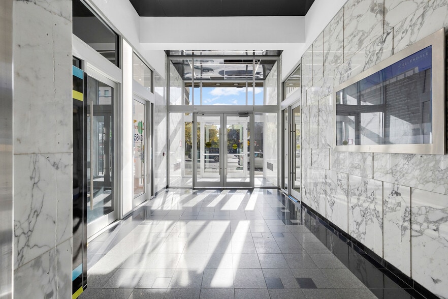 5843-5847 Ch De La Côte-Des-Neiges, Montréal, QC à louer - Photo du bâtiment - Image 2 de 7