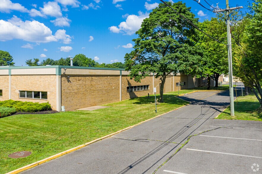 365 New Albany Rd, Moorestown, NJ for lease - Building Photo - Image 2 of 10