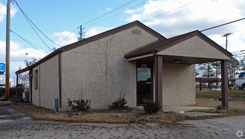 937 N Bright Leaf Blvd, Smithfield, NC for sale - Building Photo - Image 2 of 5