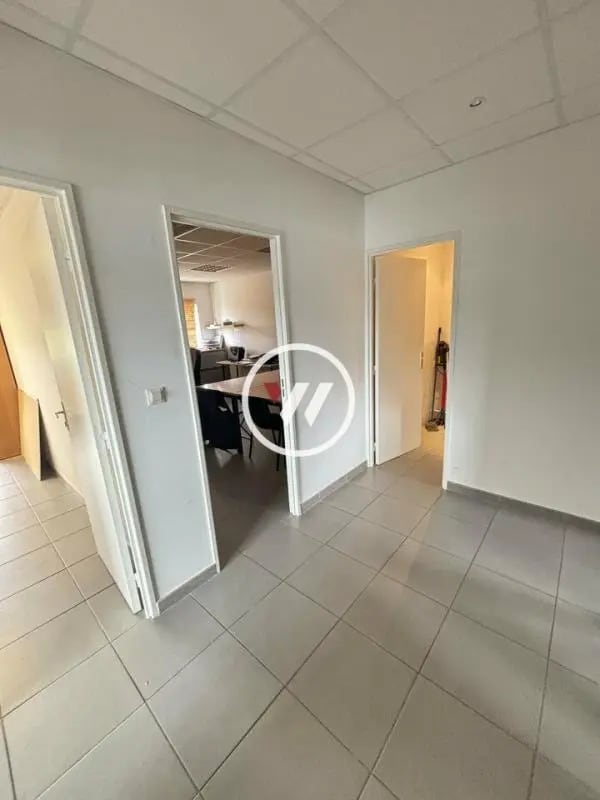 Office in Gardanne for lease Interior Photo- Image 1 of 10