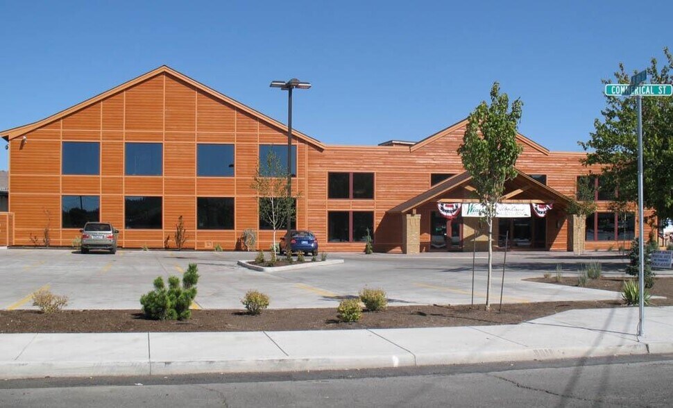 735 Commercial St, Klamath Falls, OR à louer - Photo du bâtiment - Image 2 de 3