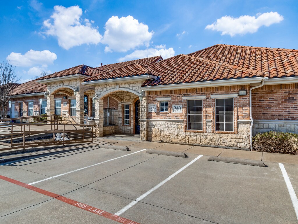 1809 Golden Trl, Carrollton, TX for lease Primary Photo- Image 1 of 10