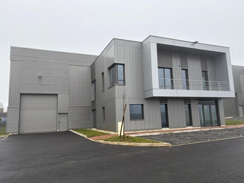 Flex in Courtry for lease - Building Photo - Image 3 of 12