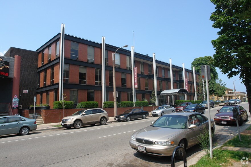 1845 N Farwell Ave, Milwaukee, WI à louer - Photo du bâtiment - Image 3 de 12