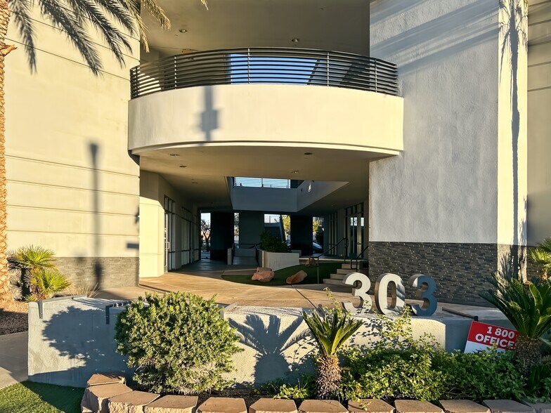 303 S Water St, Henderson, NV à louer - Photo du bâtiment - Image 3 de 13