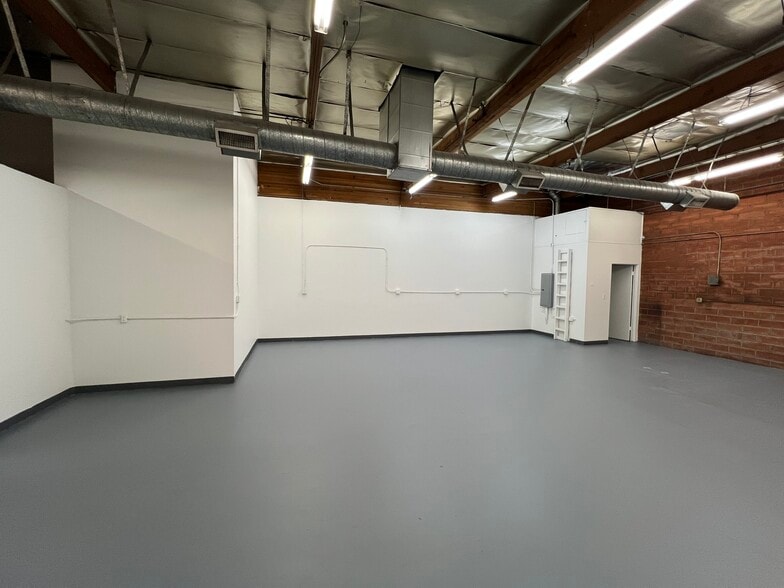 7401 Laurel Canyon Blvd, North Hollywood, CA for lease - Building Photo - Image 3 of 11