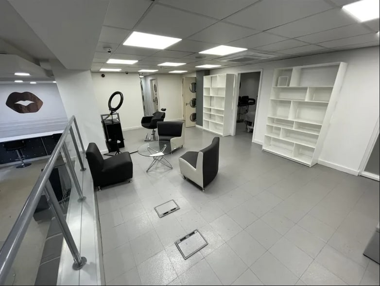 172-174 Harrogate Rd, Leeds for lease - Interior Photo - Image 3 of 10