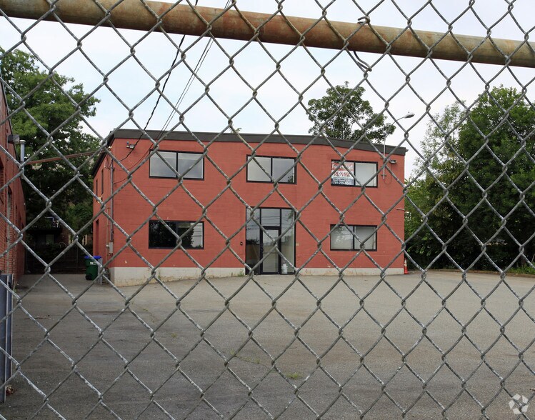 73 Mystic Ave, Medford, MA à vendre - Photo du bâtiment - Image 3 de 11