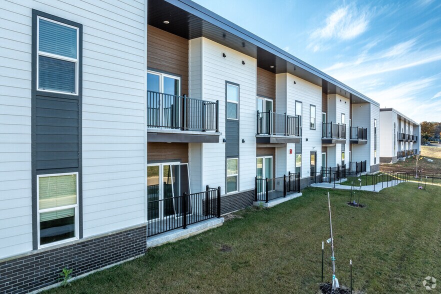 3701-3761 Eastbrook Dr, Iowa City, IA à vendre - Photo du bâtiment - Image 2 de 18