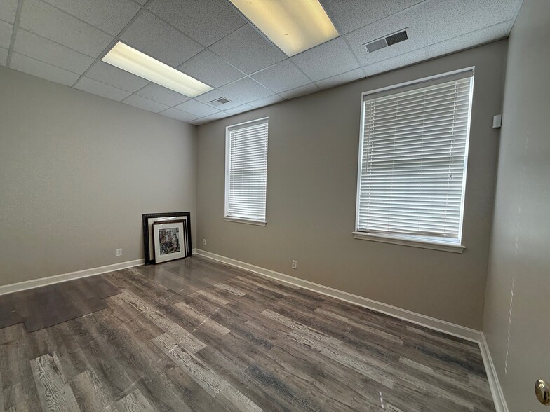 12305 Westport Rd, Louisville, KY for lease - Building Photo - Image 2 of 6