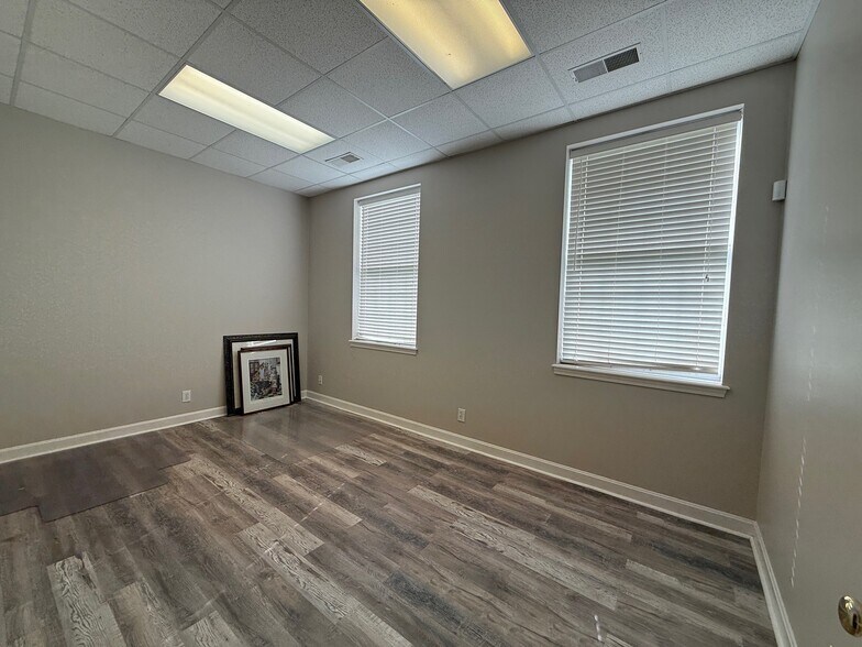 12305 Westport Rd, Louisville, KY à louer - Photo du bâtiment - Image 2 de 6