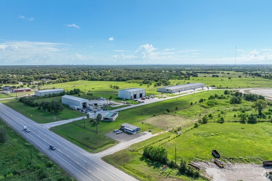 103 Industrial Park Blvd, Hitchcock, TX for lease - Building Photo - Image 2 of 9