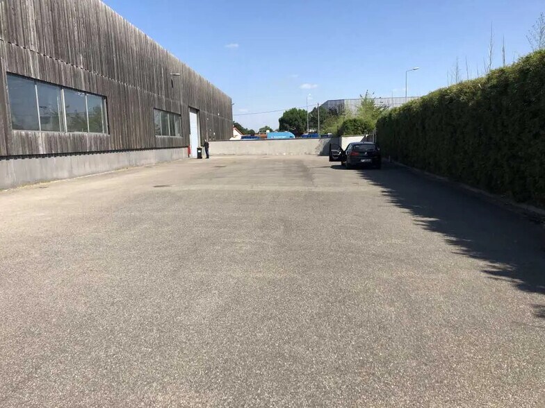 Flex in Saint-Priest for lease - Building Photo - Image 3 of 9