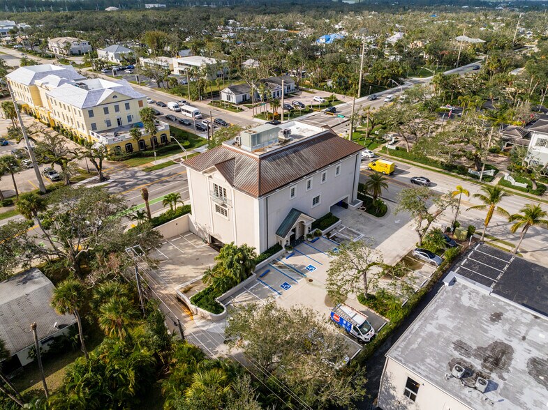 700 Beachland Blvd, Vero Beach, FL à louer - Photo du bâtiment - Image 3 de 10