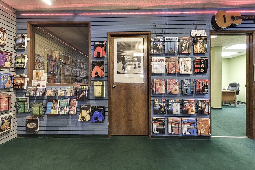 1105 N Riverside Ave, Medford, OR à vendre - Photo du bâtiment - Image 2 de 35