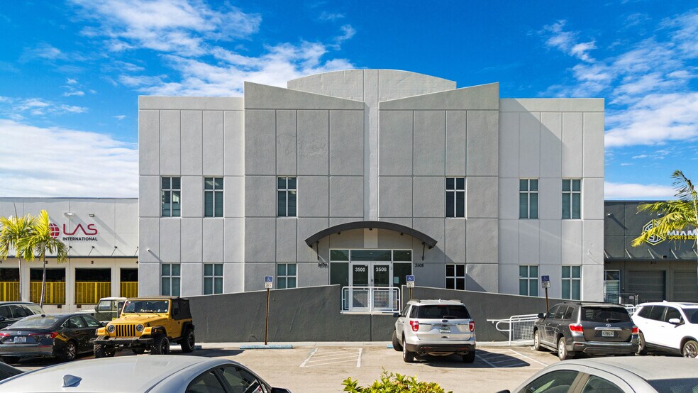 3500-3508 NW 114th Ave, Miami, FL à louer - Photo du bâtiment - Image 2 de 16