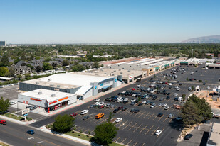 Oakwood Village Shopping Center - Entrepôt