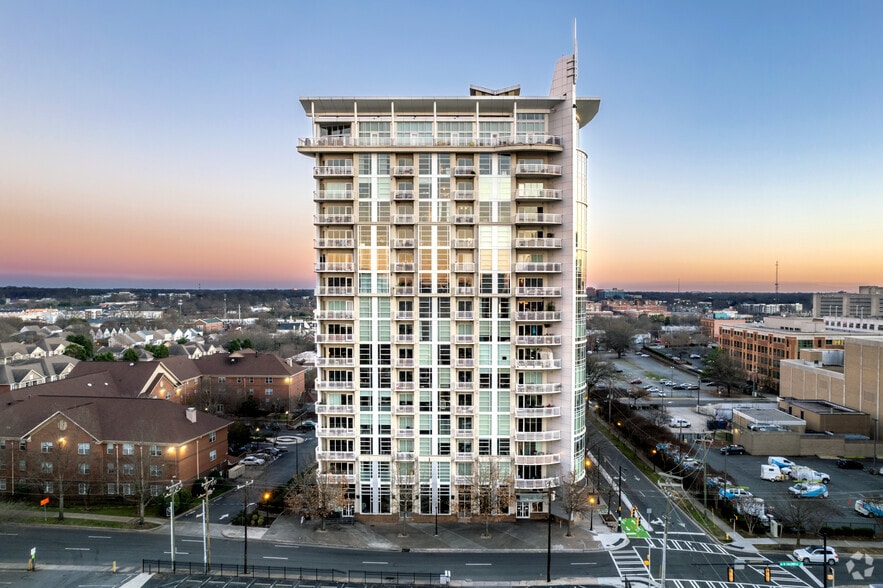 505 E 6th St, Charlotte, NC à vendre - Photo du bâtiment - Image 3 de 7