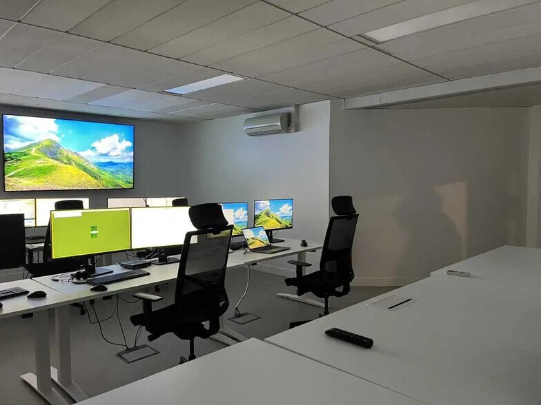 Office in MEUDON-LA-FORÊT for sale - Interior Photo - Image 3 of 14