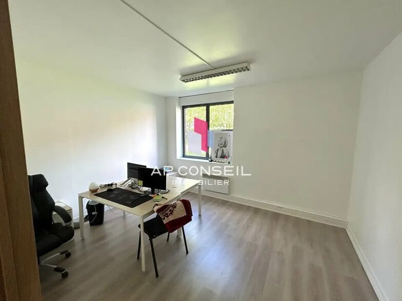 Office in Bois-d'Arcy for lease - Building Photo - Image 2 of 3