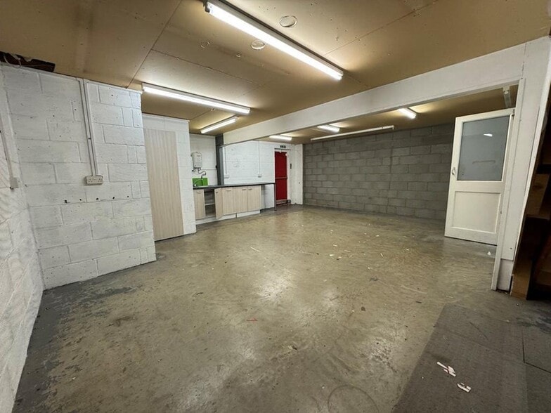 Newgate Ln, Fareham for lease - Interior Photo - Image 3 of 17