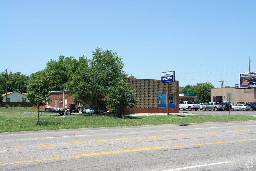 915-969 N West St, Wichita, KS à louer - Photo du bâtiment - Image 2 de 3