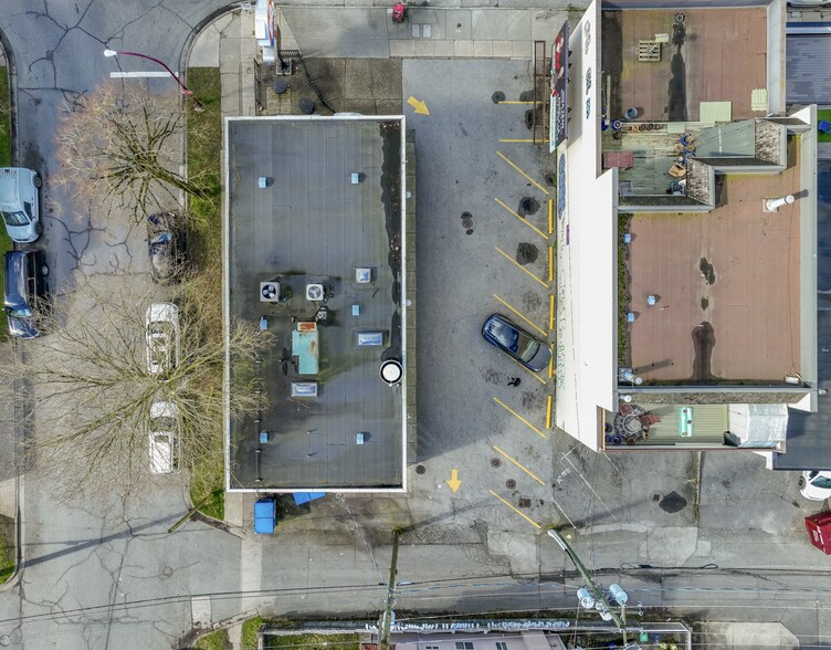 4990 Victoria Dr, Vancouver, BC à vendre - Photo du bâtiment - Image 2 de 8
