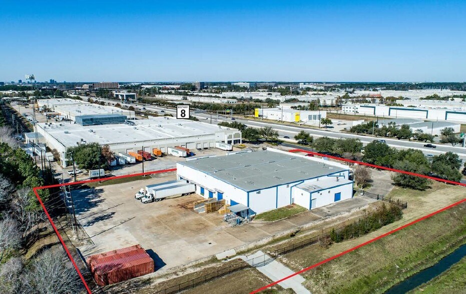 4950 N Sam Houston Pky E, Houston, TX à louer - Photo du bâtiment - Image 2 de 7