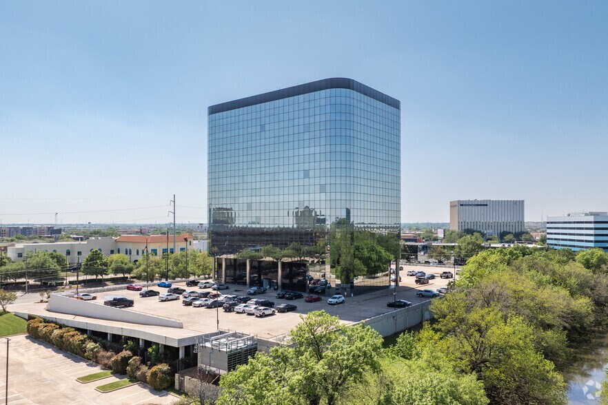 1349 Empire Central Dr, Dallas, TX à louer - Photo du bâtiment - Image 3 de 21