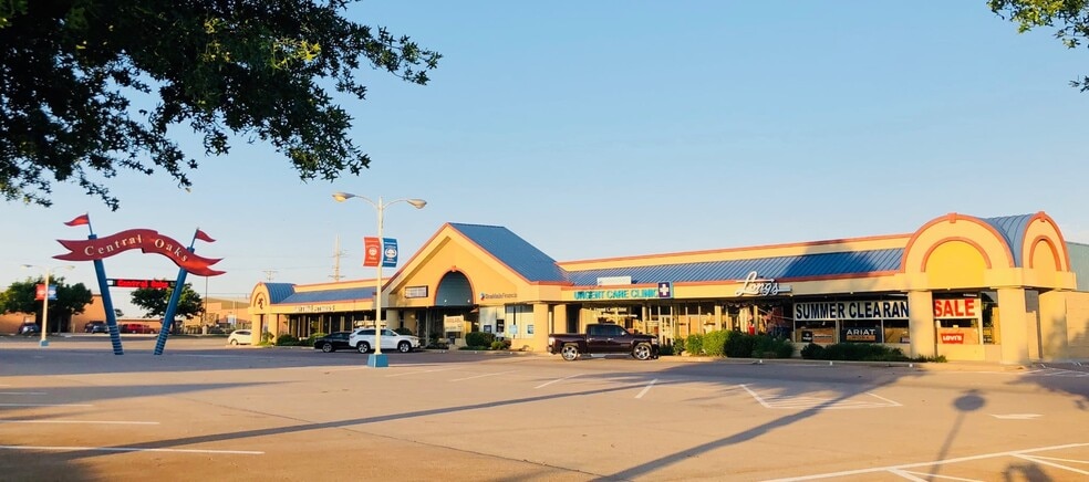 2201-2207 Central Ave, Dodge City, KS for sale - Building Photo - Image 2 of 10