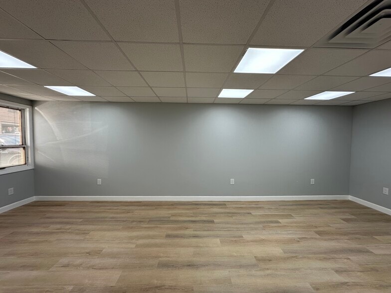 196 Paterson Ave, East Rutherford, NJ for lease - Interior Photo - Image 3 of 16