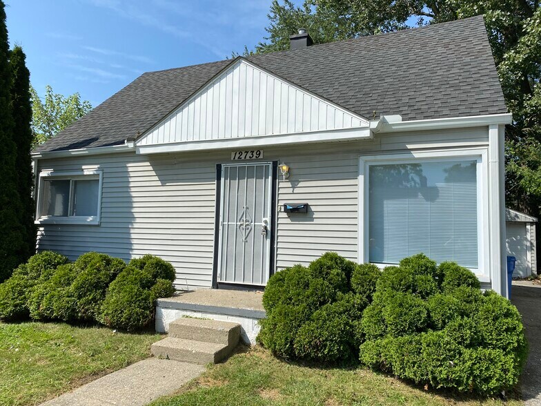 19537 E 12 Mile Rd, Roseville, MI à vendre - Photo du bâtiment - Image 3 de 17