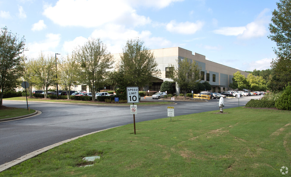 2124 Skyview Dr, Lithia Springs, GA for lease - Building Photo - Image 1 of 5