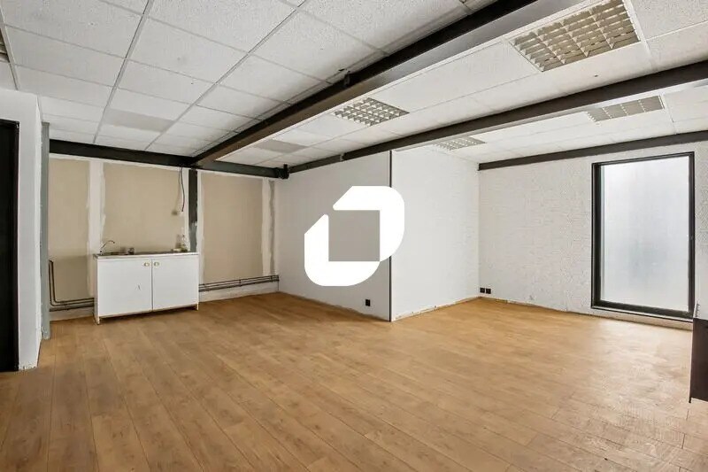 Office in Le Thillay for lease Interior Photo- Image 1 of 15