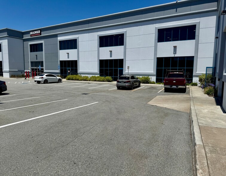 1348-1368 Rollins Rd, Burlingame, CA à louer - Photo du bâtiment - Image 2 de 3