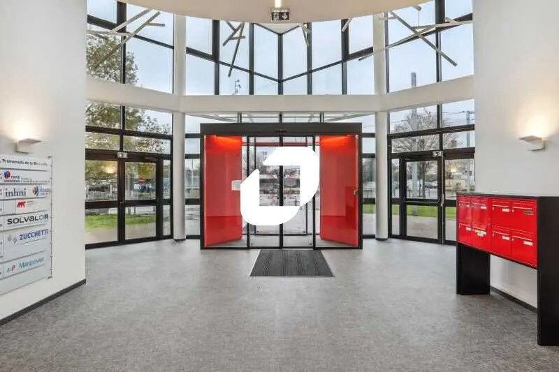 Office in Gennevilliers for lease - Lobby - Image 2 of 14