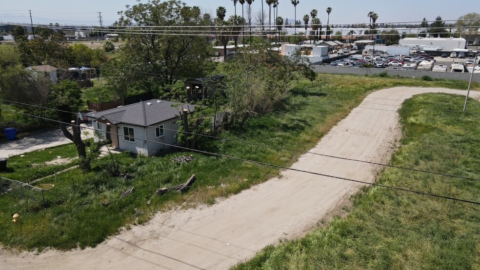 696 S Foisy St, San Bernardino, CA à vendre - Photo du bâtiment - Image 2 de 3