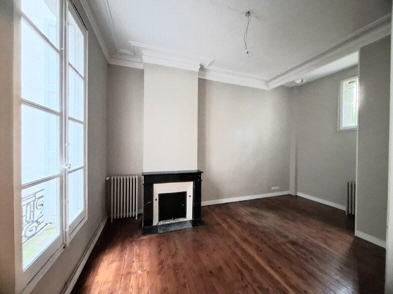 Office in Bordeaux for lease - Building Photo - Image 3 of 12