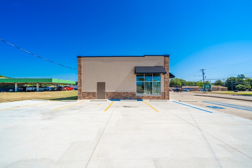 307 US Highway 271 N, Gilmer, TX à louer - Photo du bâtiment - Image 2 de 27