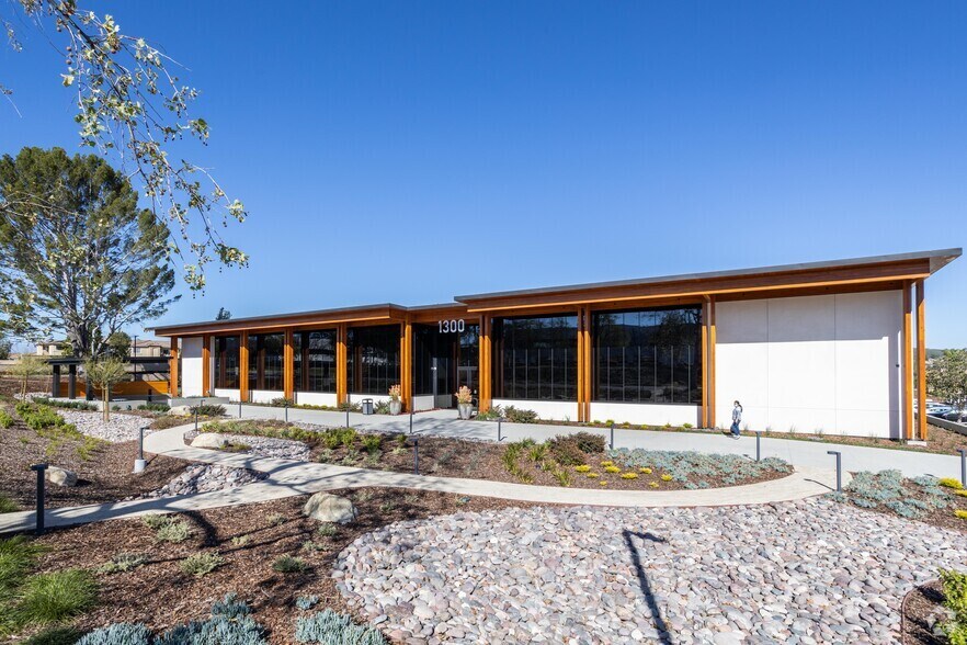 1300 Rancho Conejo Blvd, Thousand Oaks, CA à louer - Photo du bâtiment - Image 3 de 3