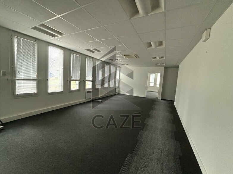Office in Bordeaux for sale - Interior Photo - Image 2 of 4