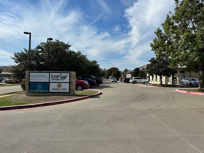 930 W Ralph Hall Pky, Rockwall, TX à louer - Photo du bâtiment - Image 2 de 20