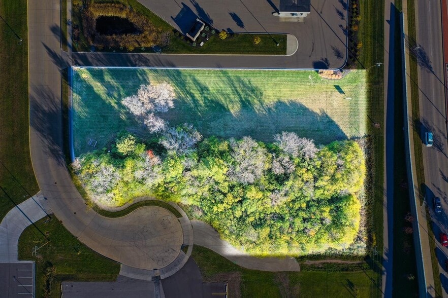 1875 Rath Lane Ln, Oshkosh, WI for sale - Building Photo - Image 2 of 5