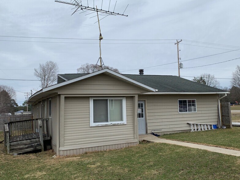 8036 N Clare Ave, Harrison, MI à vendre - Photo du bâtiment - Image 2 de 53