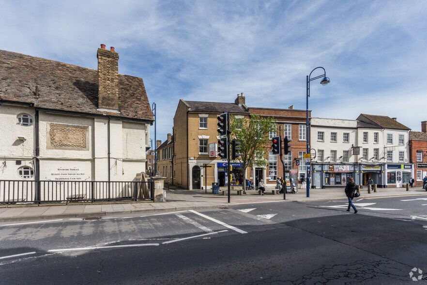 3-5 Market Sq, St Neots à louer - Photo du bâtiment - Image 3 de 4